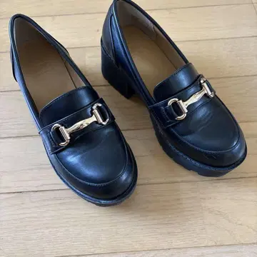 블랙 통굽 로퍼 골드 버클 포함
