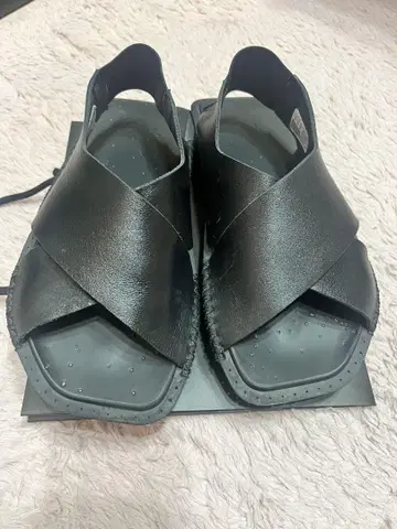 Y-3 블랙 가죽 샌들 크로스 스트랩