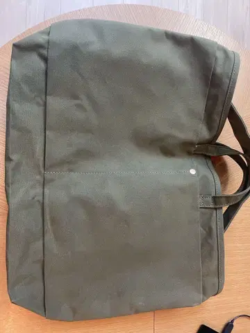 This is a(n) Base Tote L 올리브