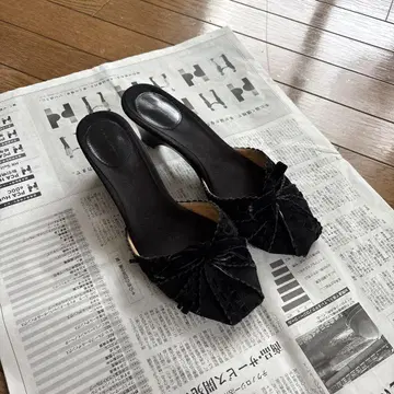 리본 달린 블랙 스웨이드풍 뮬