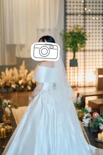 화이트 오프숄더 웨딩 드레스