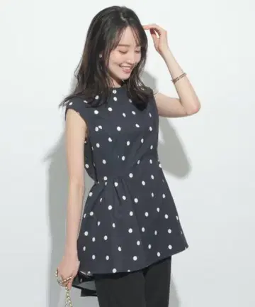 저스글리티 도트 A라인 블라우스