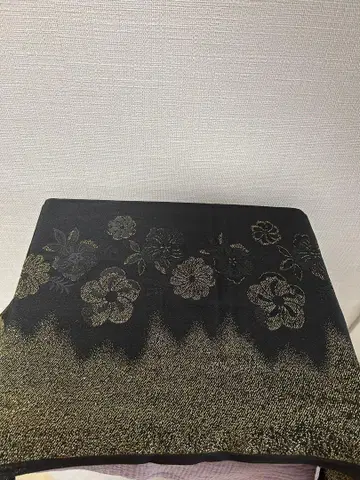 검정과 금색 꽃무늬 오비아게