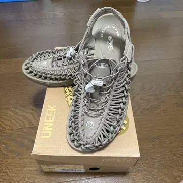 KEEN UNEEK 25.5cm 1회 사용 깨끗한 상태