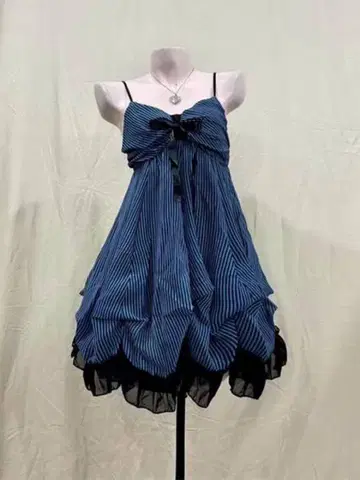 파란색과 블랙 스트라이프 프릴 드레스