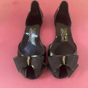 FERRAGAMO 블랙 리본 포함 레인 신발