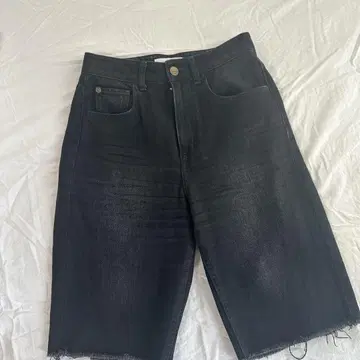 Healthy Denim 다크 그레이 하프 팬츠