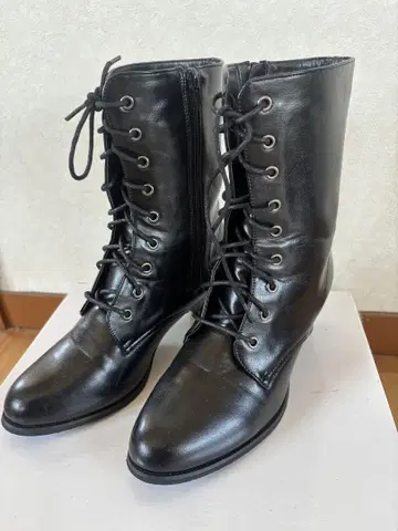 블랙 레이스업 부츠
