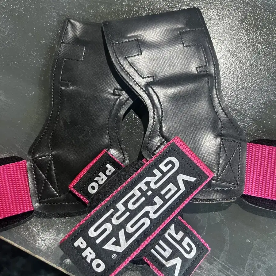 VERSA GRIPPS PRO ブラック/ピンク Versa Gripps Professional | Self-Supporting Weight Grip