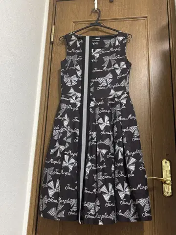 Jane Marple 리본 무늬 슬리브리스 원피스