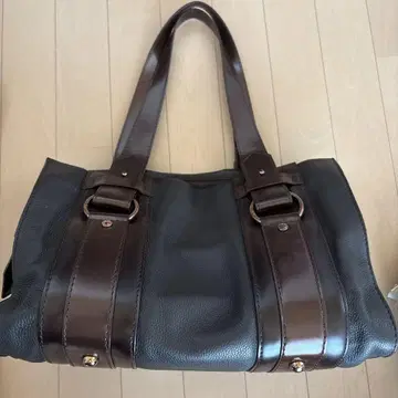 란셀 백 브라운 금장 장식은 핑크 골드
