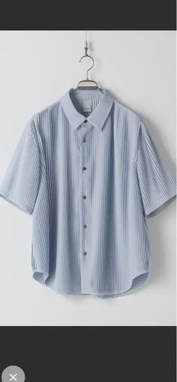 Various loose shirts -dry pleats