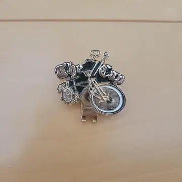 THECAP PINS LOWBIKE BITE