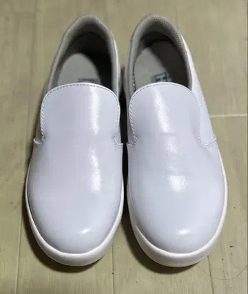 화이트 슬립온 합성 피혁 23cm