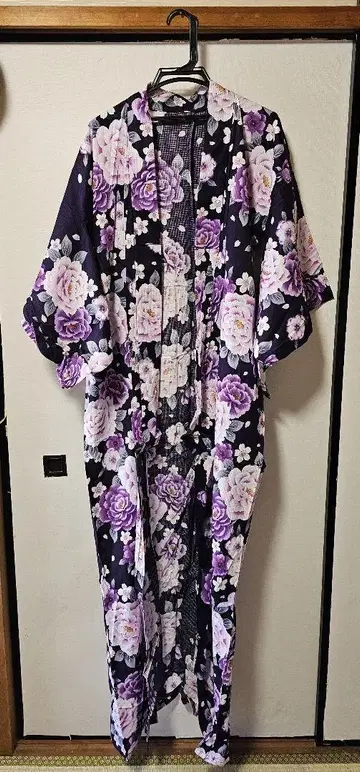 검은색 바탕에 보라색 꽃무늬 유카타 오비 게다 세트