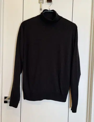 JOHN SMEDLEY 다크 그레이 터틀넥 스웨터