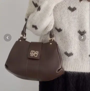 브라운 숄더백 로고 부착