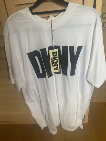 DKNY JEANS 화이트 로고 티셔츠