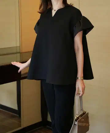 새틴 플레어 슬리브 블라우스 HUIT 조인트 스페이스