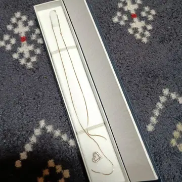 하트 모양 펜던트 목걸이, 목에 거는 끈 부분이 끊어졌습니다.