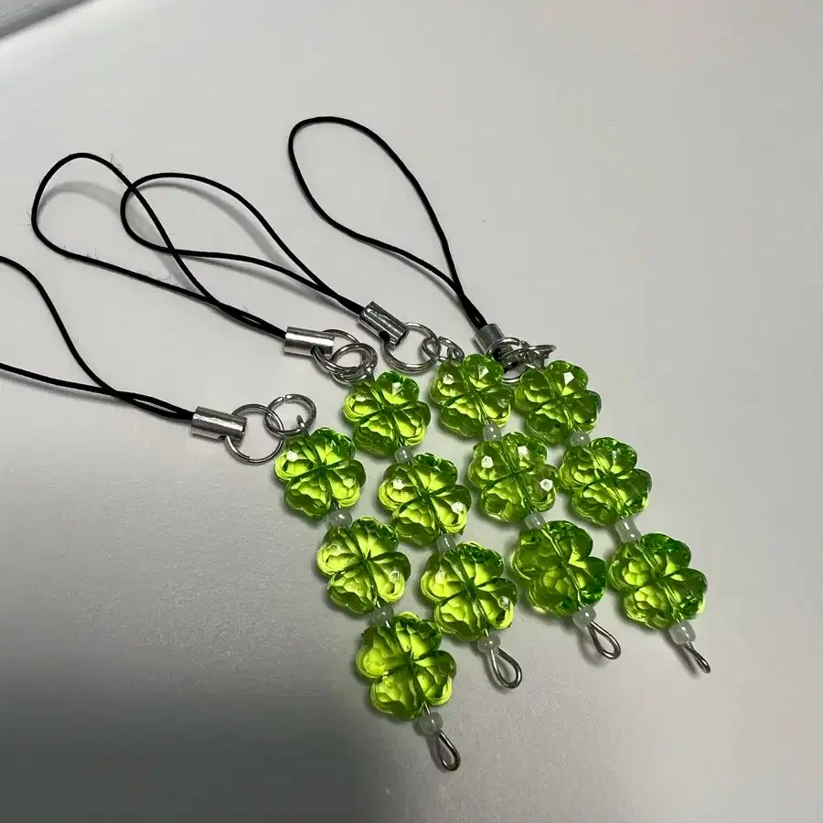 Must read the description) 3 Random Four-Leaf Clover Beaded Keyrings  #랜덤,#비즈키링,#클로버 on Bunjang Global Site.