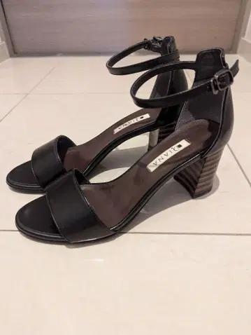 DIANA 블랙 스트랩 샌들 24cm