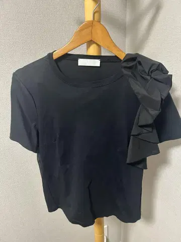 CHILFORD 프릴 네이비 반팔 티셔츠