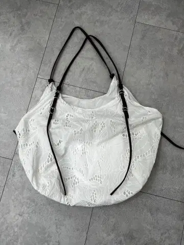 ZARA 레이스 무늬 토트백 화이트