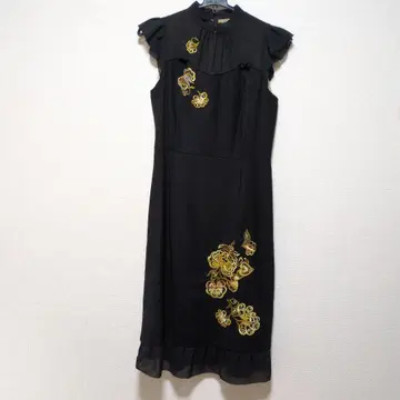 SunaUna 블랙 꽃무늬 자수 무릎 기장 원피스