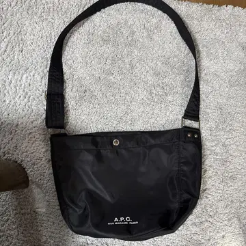 A.P.C. 블랙 나일론 숄더백 스몰