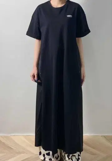UNIVERSAL OVERALL / 별주 이소재 절개 맥시 기장 원피스
