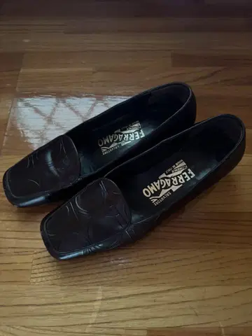 FERRAGAMO 다크 브라운 로퍼