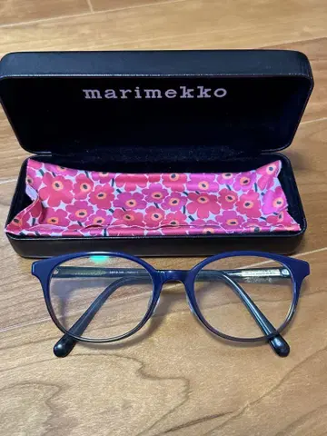 marimekko 네이비 원형 안경 케이스 포함