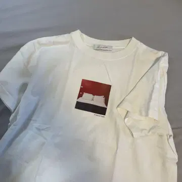 화이트 티셔츠 침대 프린트
