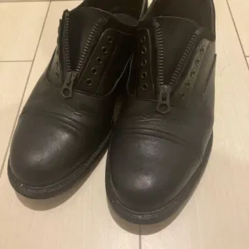지퍼 달린 블랙 가죽 신발