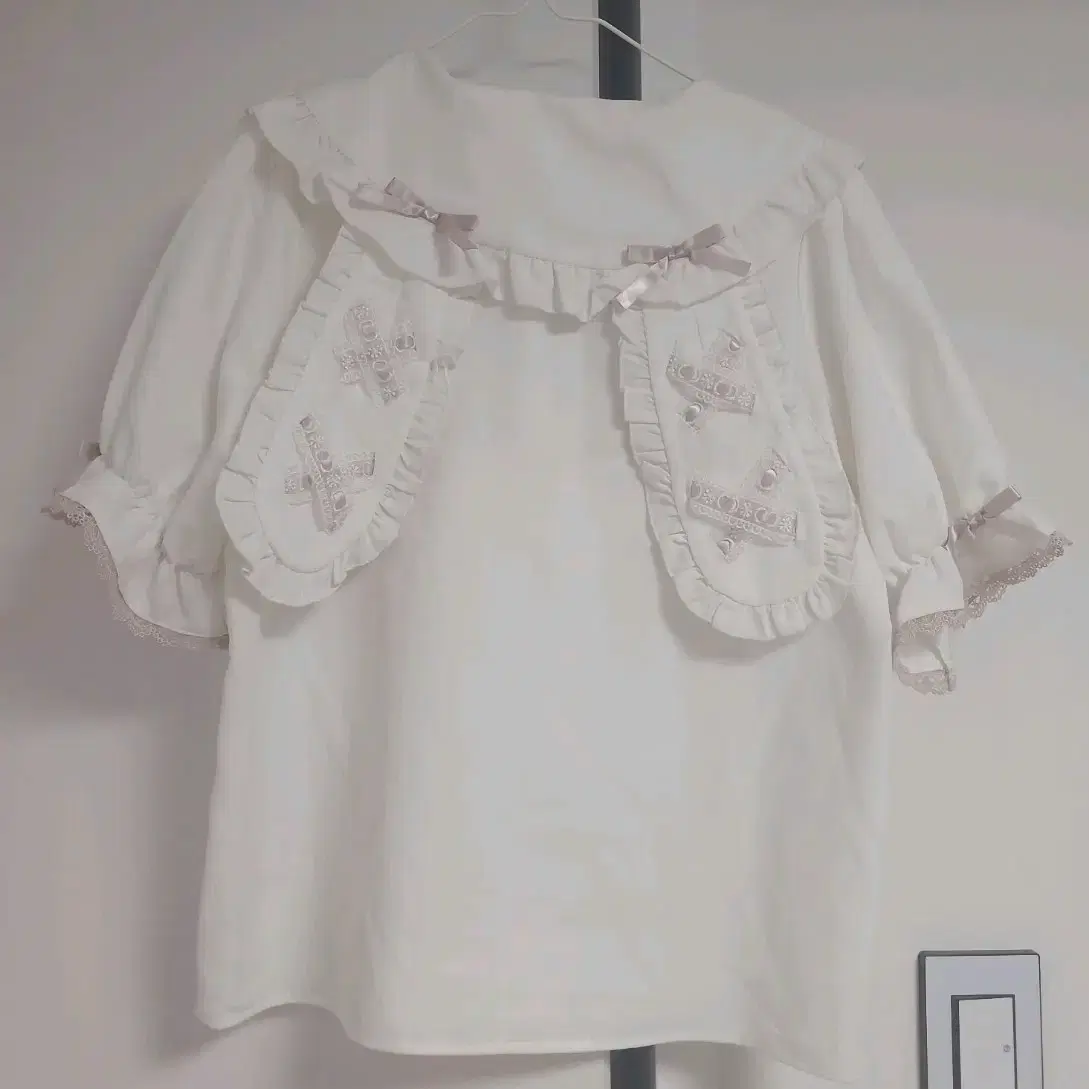 SetupEXE 33 Lace Top White on Bunjang Global Site.