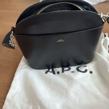 A.P.C. 블랙 가죽 숄더백