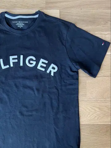 새상품 TOMMY HILFIGER 블랙 티셔츠 M 사이즈