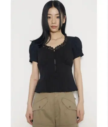 검은색 레이스 장식 반팔 블라우스