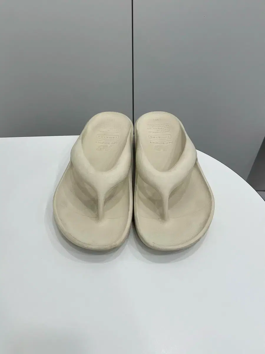 235~240(sm) New Balance x Toe and Toe Flip Flops Ivory