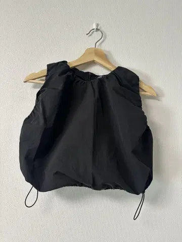 ZARA 나일론 크롭 상의 블랙