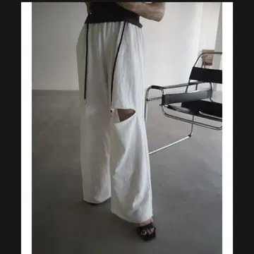 herin cutoff loose sweat pants / white