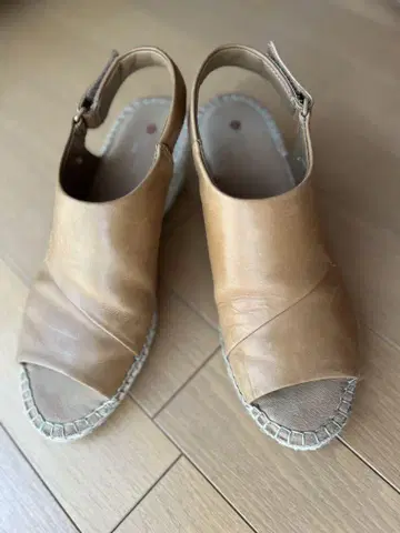 Clarks 베이지 가죽 슬링백 샌들 24.5cm