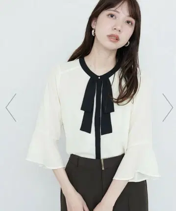 내추럴 꾸뛰르 플레어 커프스 소매 리본 보우타이 블라우스