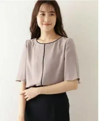나츄뷰 바이컬러 5부 소매 블라우스