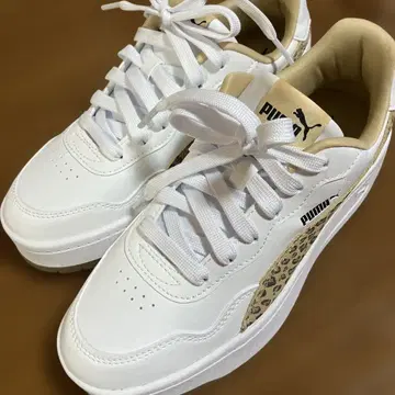 PUMA 화이트 레오파드 무늬 스니커즈