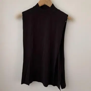 다크 브라운 하이넥 슬리브리스 상의