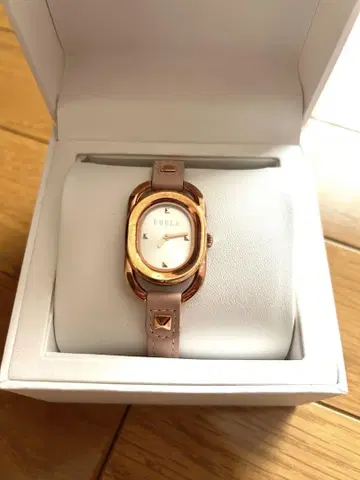 FURLA 로즈 골드 아날로그 시계