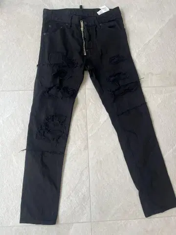 DSQUARED2 데미지 가공 슬림 핏 블랙 데님