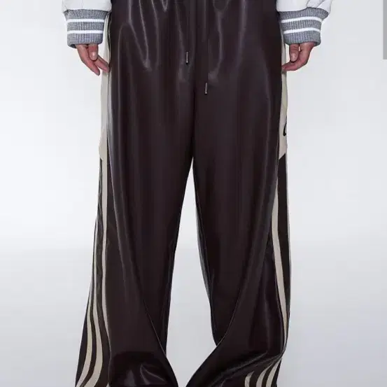 [ NERDY ]★韓国人気★ECO LEATHER TRACK PANTS NERDY ]☆THE 8着用☆24SS☆韓国人気☆GLOSSY TRACK PANTS